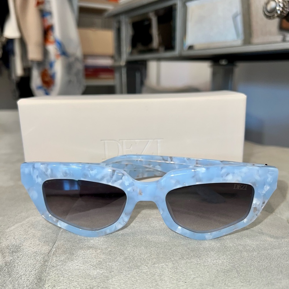 DEZI On Read sunglasses